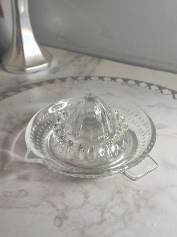 Pressé agrumes en verre taillé