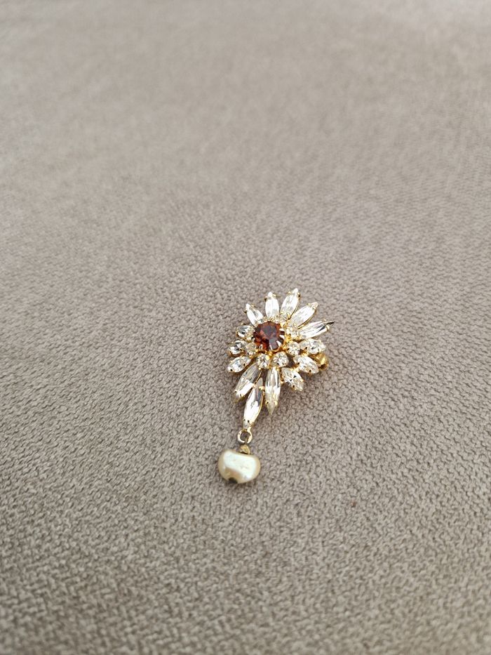 Broche vintage dorée avec pierre brillantes et sa perle - photo numéro 3
