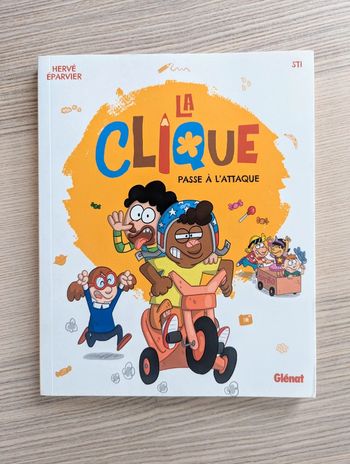 La clique passe à l'attaque