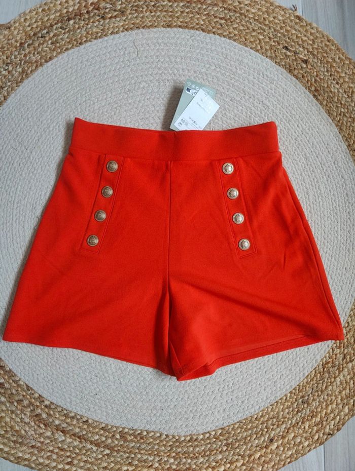Short rouge
