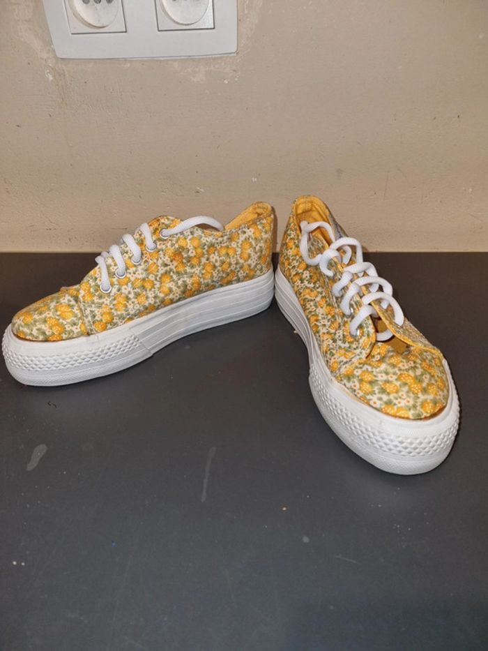 Baskets compensées fleuries