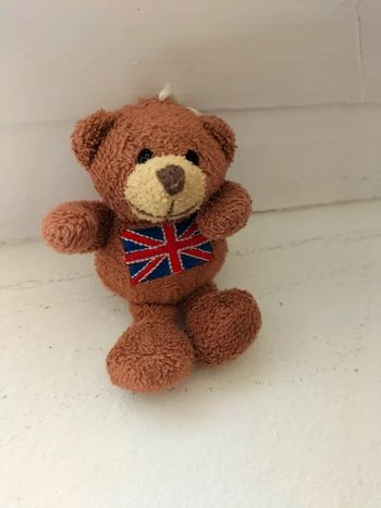Porte clé doudou peluche ours marron avec drapeau britannique sur le ventre