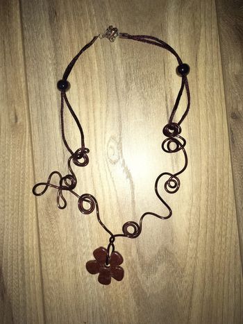 Joli collier bordeau artisanat