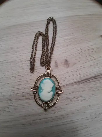 Collier camée Katherine 1864, dans Vampire diaries
