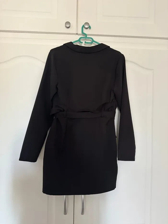 Robe blazer noire ceinturée à volants à la taille - photo numéro 4