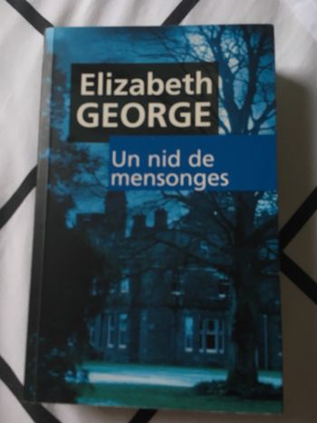 Livre : un nid de mensonges