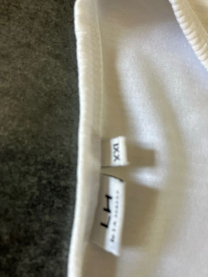 T shirt blanc col V - photo numéro 2