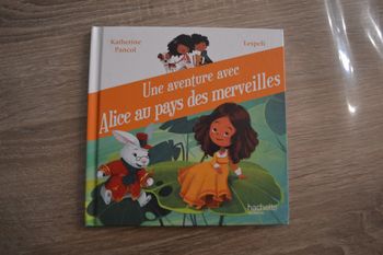Livre Mac Do Happy Meal Une aventure avec Alice au pays des merveilles