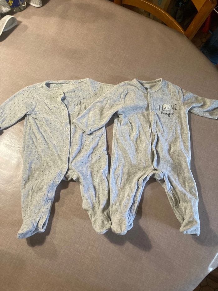 Lot de 2 pyjamas gris bébé – Kiabi – Taille 6 mois
