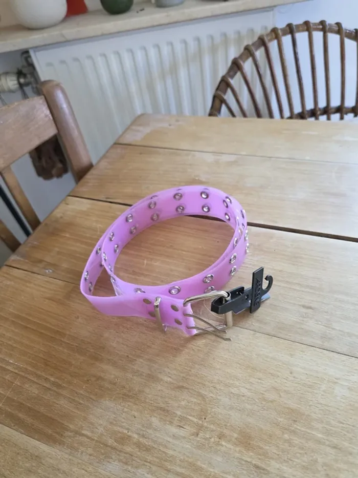 Ceinture rose à œillets – Marque Ardene – style Y2K / punk chic - photo numéro 3