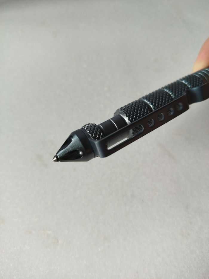 Stylo gris titanium avec embout brise-vitre - photo numéro 2