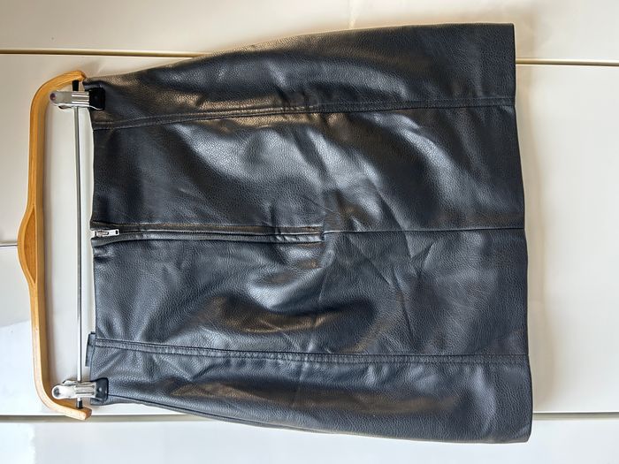 Jupe noire en simili H&M - Taille 38 - photo numéro 3