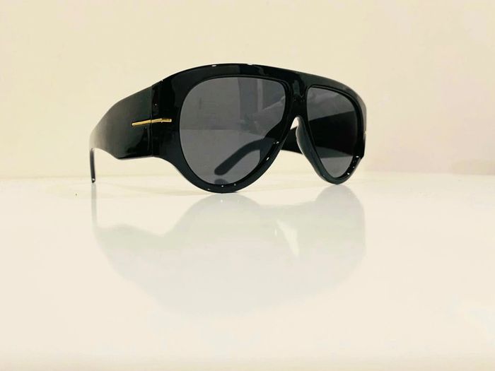 Lunette de soleil mixte noire et dorée bras large taille large - photo numéro 7