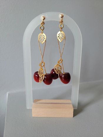 Clips cerises et petites feuilles