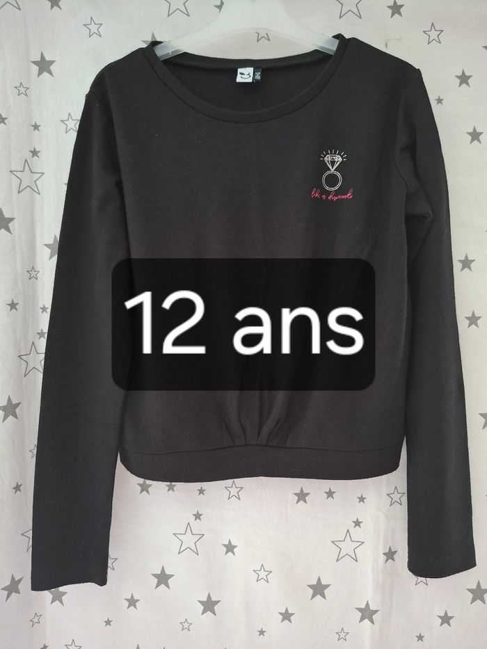 Tee-shirt croptop noir manches longues avec une bague 12 ans 3 Pommes
Très bon état ni trous ni tache