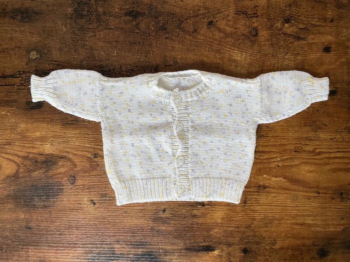 Gilet en laine blanche mouchetée jaune et mauve