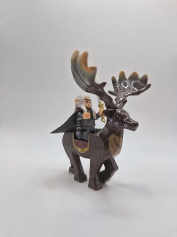 Figurine type lego Roi Elfes Thranduil avec sa monture seigneur des anneaux