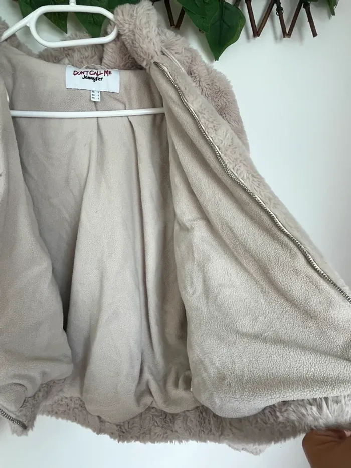 Manteau à capuche en fourrure  ( fausse ) small - photo numéro 3