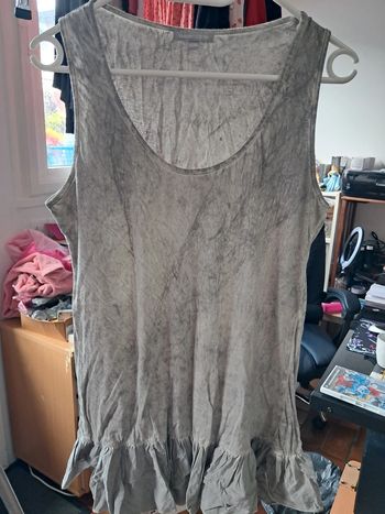 2 débardeurs (1 gris clair et 1 beige) bas légèrement volanté, modernes, confortables T40, 3 suisses