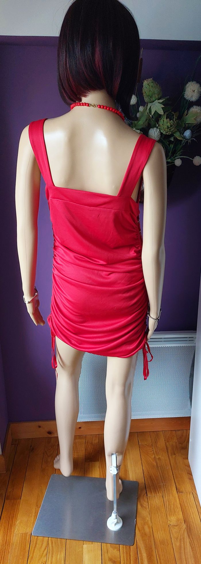 Robe moulante rouge satiné & lacés au look sexy / Taille 40 L - photo numéro 4