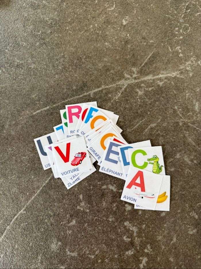 Cartes plastifiées pour apprendre l’alphabet