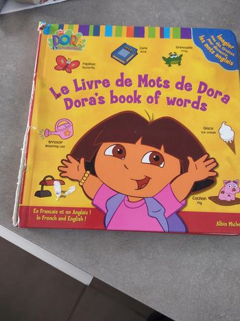 Le livre de mots de Dora en anglais et en français