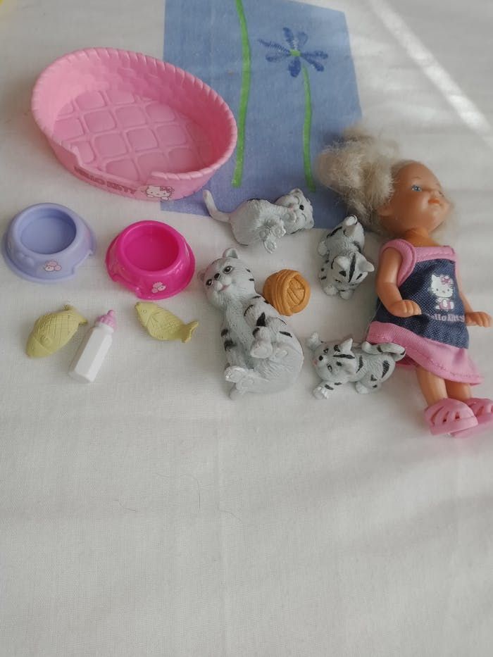 Poupée avec Panier et ses chatons complet