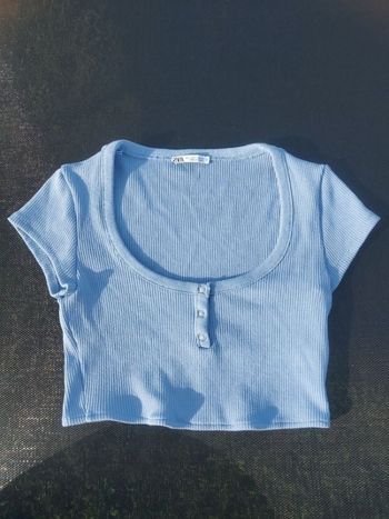 Tee-shirt court avec décolleté bleu Zara