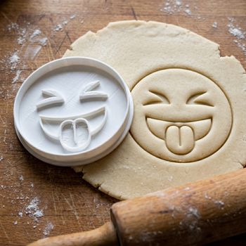 Emporte-pièce Smiley Langue Tirée - Découpoir Biscuit Emoji Rigolo