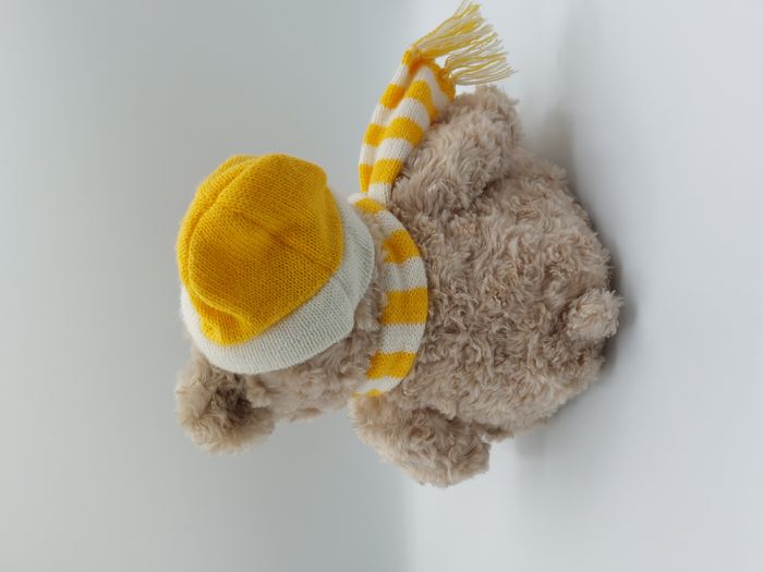 Peluche doudou ours beige GIORGIO Beverly Hills 2009 bonnet écharpe jaune blanc - photo numéro 3
