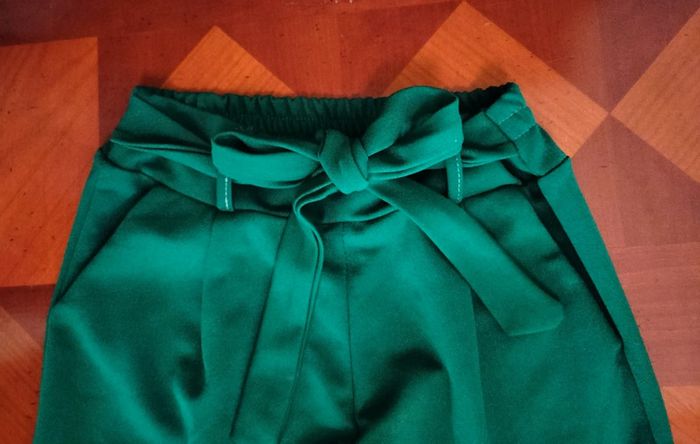 Pantalon costume/ carotte vert sapin, vert foncé avec ceinture et noeud - photo numéro 3
