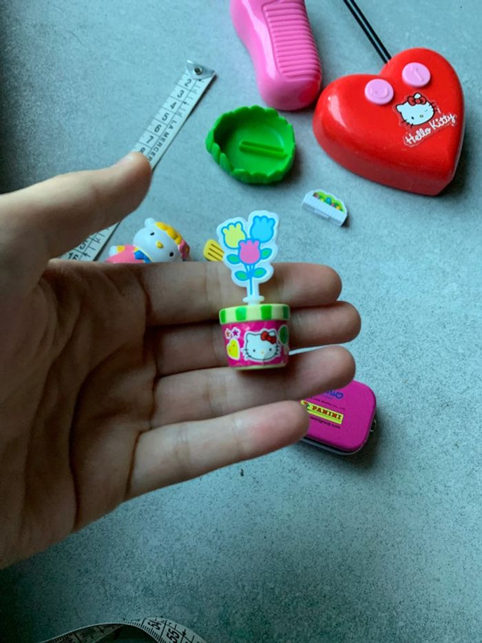 Lot en bras hello kitty dont une figurine et une boîte métal - photo numéro 9