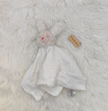 Doudou lapin en fausse fourrure et matière lange mixte Absorba