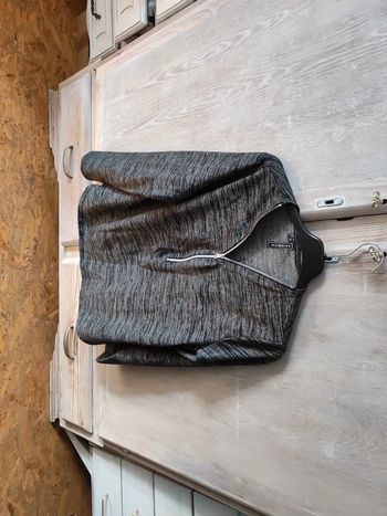 Petit haut gris et noir avec fermeture eclaire