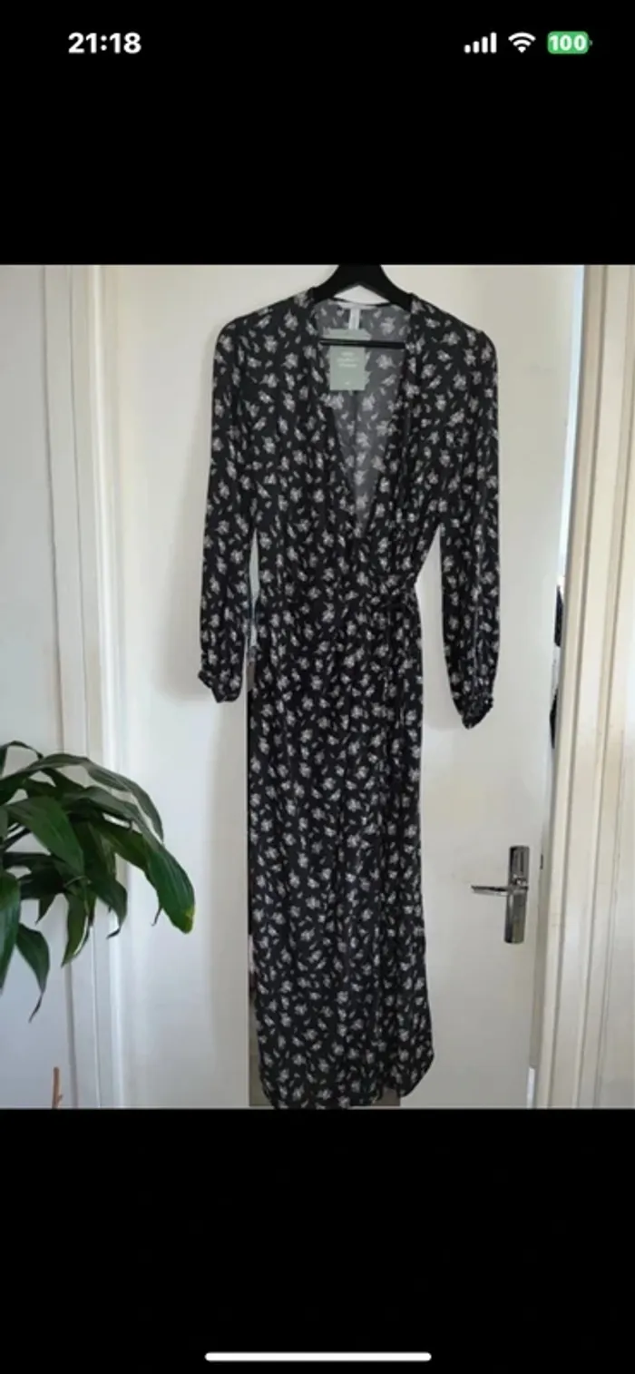 Jolie Robe noir à petites fleurs, taille S (taille grand) , Neuf - H&M - photo numéro 3