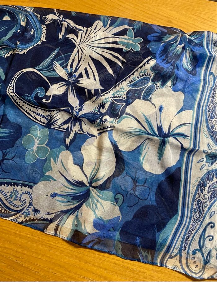 Foulard bleu fleuri - photo numéro 3