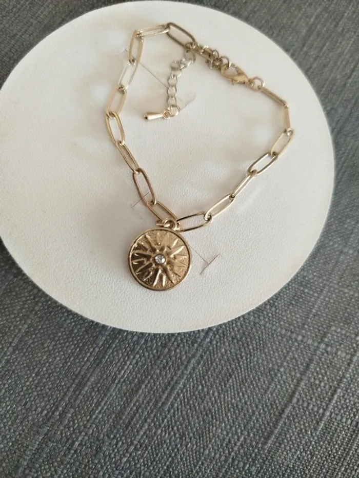 Bracelet doré médaille soleil Strass - photo numéro 2