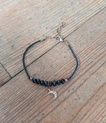 Bracelet perles noires et lune brillante