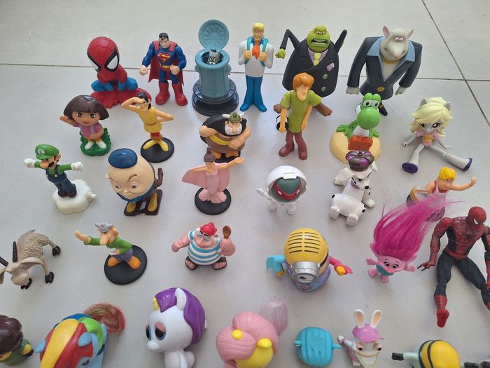 Lot 50 figurines diverses, Disney, scoubydoo, oui oui, Mario, minions, spiderman, troll, lapin crétin - photo numéro 2