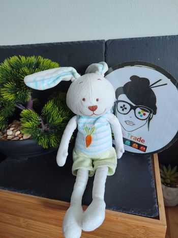 doudou peluche lapin carotte vert bleu blanc rayé marron Pantin Short T-shirt