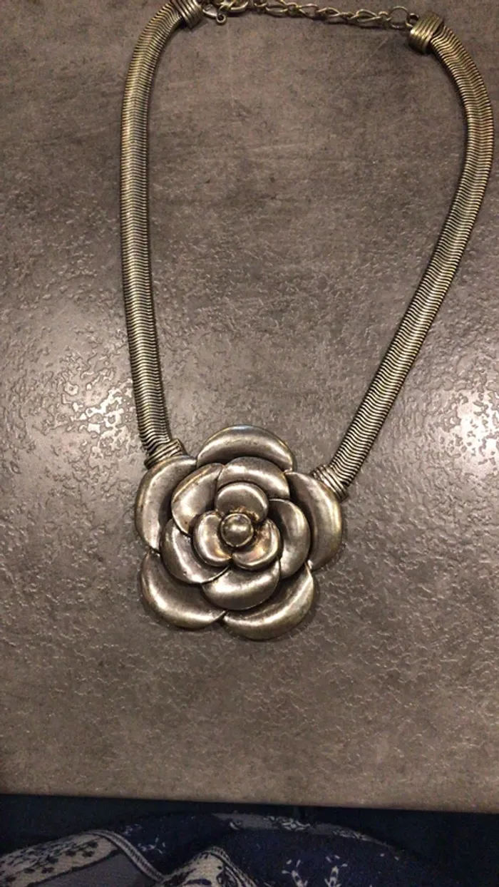 Collier rose