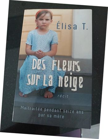 Des fleurs sur la neige