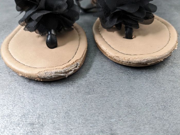 Sandales entredoigts noires avec empiècements fleurs Pointure 30 - photo numéro 3