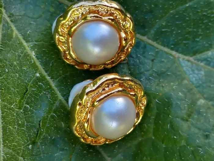 Boucles d'oreilles vintage à clip dorée très chic aux oreilles - photo numéro 2