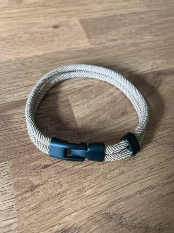 Bracelet beige fermeture noire neuf 