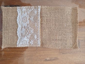 Chemin de table et porte couverts en toile de jute.