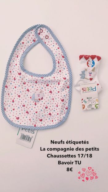 Ensemble la compagnie des petits bavoir et chaussettes