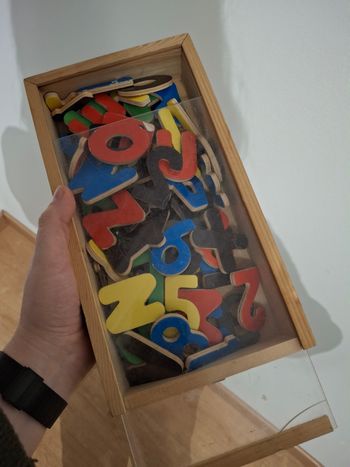 Magnets éducatifs GOKI en bois – Lettres & chiffres colorés – Jeu enfant