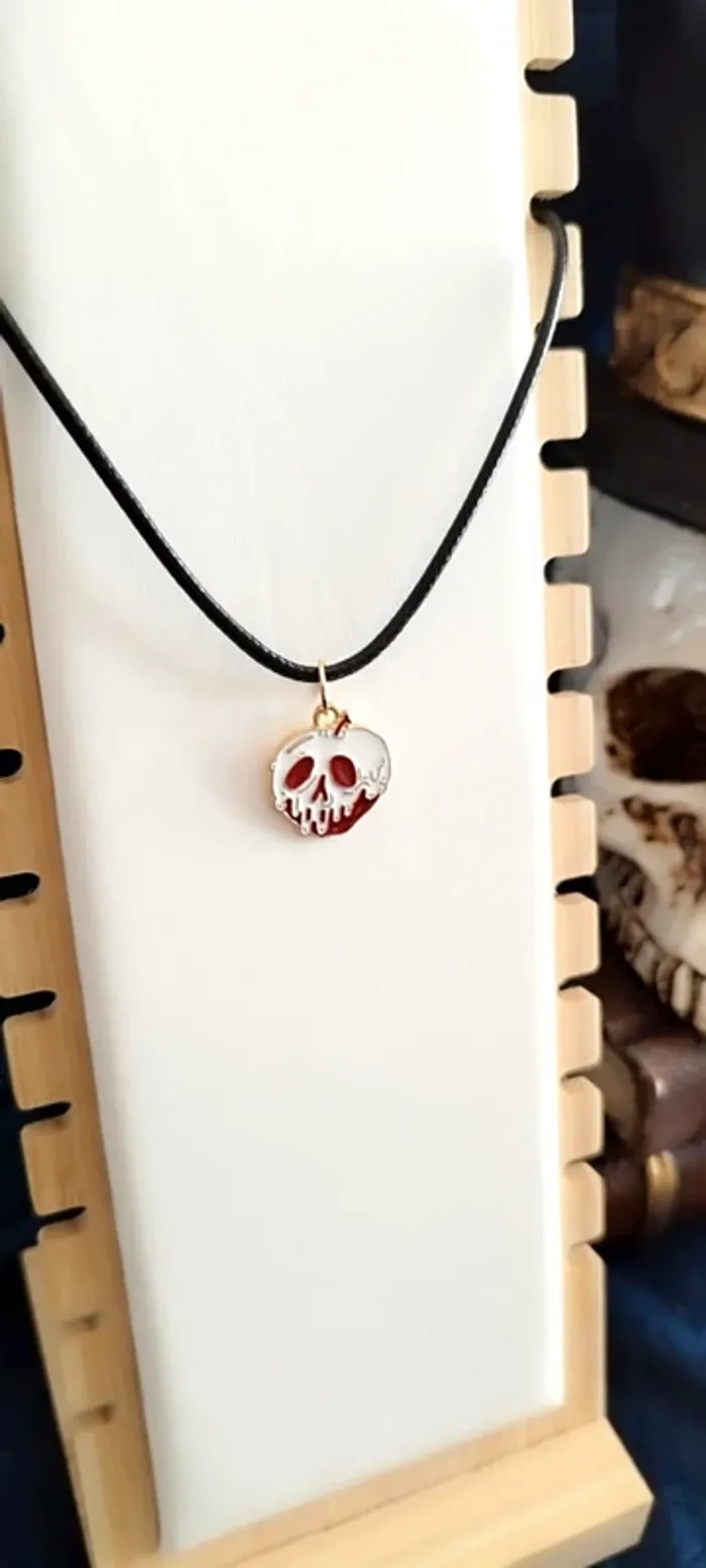 Collier avec pendentif pomme empoisonnée - photo numéro 2