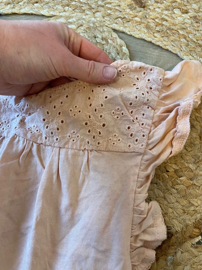 Top rose clair motif ajouré et volants Kiabi taille 6 ans - photo numéro 3